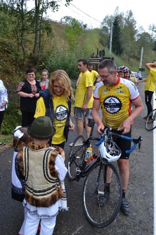 Ciclişti belgieni, în sprijinul bătrânilor din comuna Moldoviţa