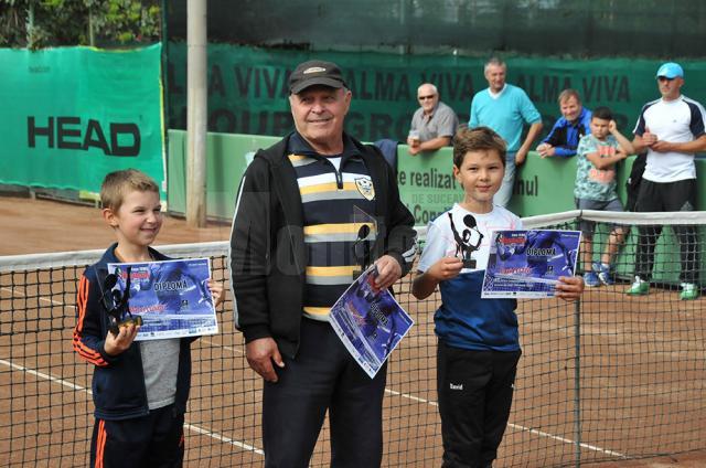 Decanul de vârstă al competiției, Ioan Bedicov, încadrat de cei mai tineri participanți, Matei Lungu și David Fetcu
