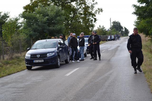 La faţa locului au ajuns mai multe echipaje ale Poliţiei şi Jandarmeriei. Foto: www.ziaruldepenet.ro