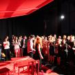 Teatru cu spectatorii pe scenă, la Suceava