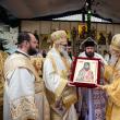 Sfânta Liturghie - IPS Pimen înmânează icoana cu Sf. Iacob Patriarhului Ioan