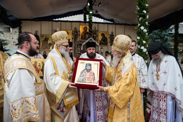 Sfânta Liturghie - IPS Pimen înmânează icoana cu Sf. Iacob Patriarhului Ioan