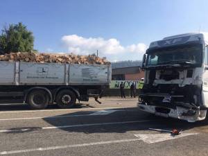 Cele două vehicule grele implicate în accidentul de la Dărmănești