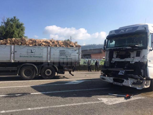 Cele două vehicule grele implicate în accidentul de la Dărmănești