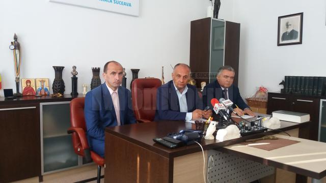 Alexandru Băişanu (în mijloc) deschide lista ALDE Suceava pentru Camera Deputaţilor
