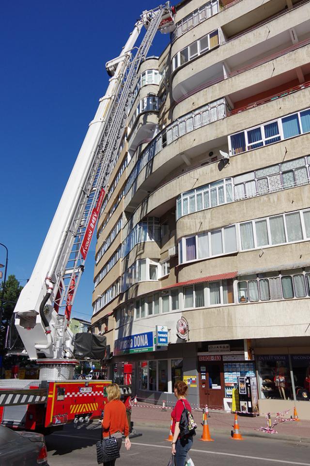 Pompierii Detașamentului Suceava au intervenit, ieri, cu o autospecială cu scară de serviciu pentru a îndepărta mai multe bucăți de tencuială de pe un bloc turn
