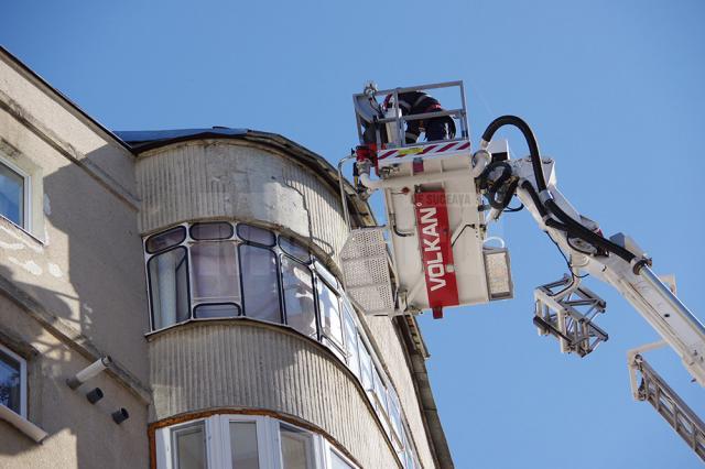 Pompierii Detașamentului Suceava au intervenit, ieri, cu o autospecială cu scară de serviciu pentru a îndepărta mai multe bucăți de tencuială de pe un bloc turn