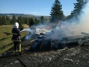 Un echipaj al pompierilor a reuşit să stingă vâlvătaia pornită de la un foc aprins În urma incendiului, stâna proprietarului s-a transformat în scrum