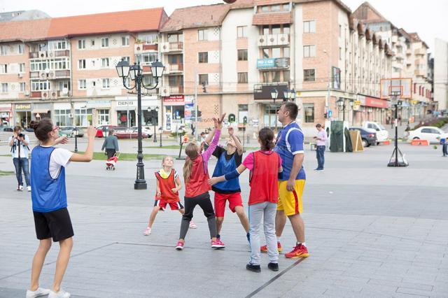 Centrul Sucevei s-a transformat într-un imens teren de streetball