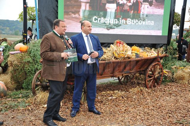 Gheorghe Flutur (stânga) a lansat în mod oficial proiectul "Crăciun în Bucovina"