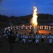 Seara bucovineană a fost organizată în jurul unui imens foc de tabără