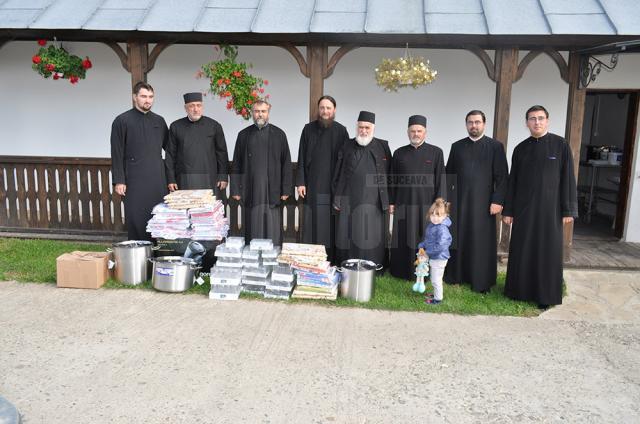 Darurile au fost aduse de o parte din preoţii parohi participanţi la acest proiect de caritate