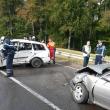 În urma impactului trei victime au ajuns la spital, iar cele două autoturisme au fost distruse