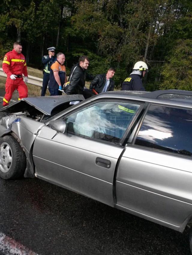 Trei persoane au fost rănite în urma unei coliziuni dintre două autoturisme