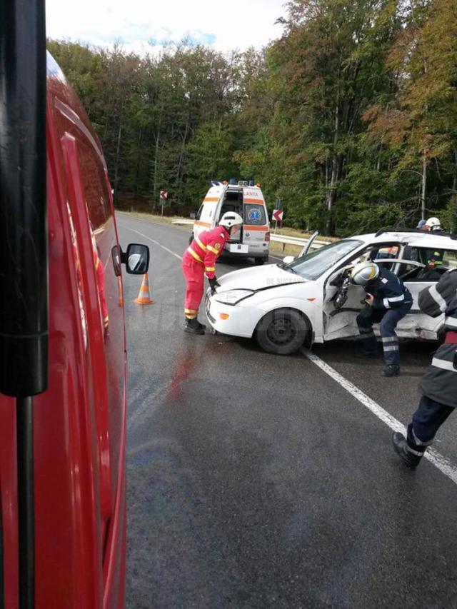 Trei persoane au fost rănite în urma unei coliziuni dintre două autoturisme