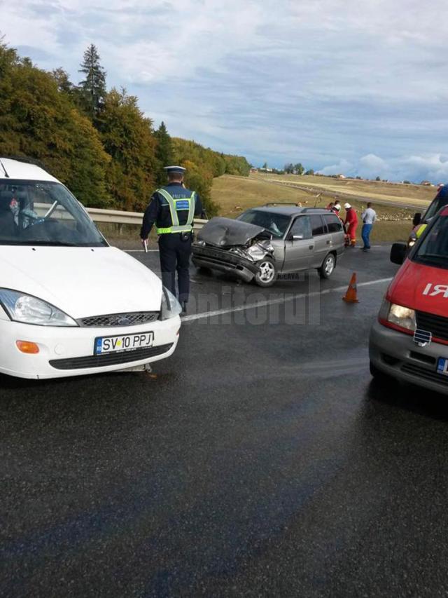 Trei persoane au fost rănite în urma unei coliziuni dintre două autoturisme