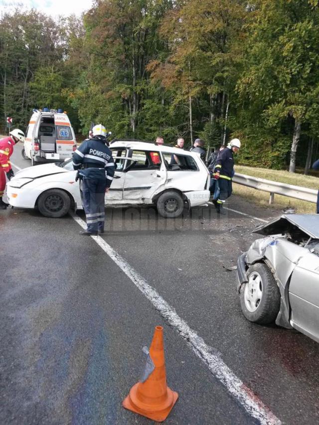 Trei persoane au fost rănite în urma unei coliziuni dintre două autoturisme