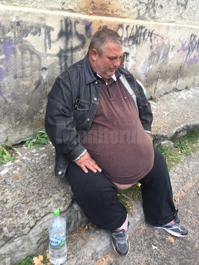 Un bărbat de 240 de kilograme, cu obezitate morbidă, plimbat de la un spital la altul