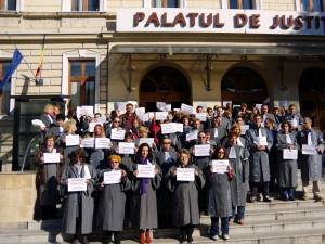 Protest in robe la Palatul de Justiție Suceava