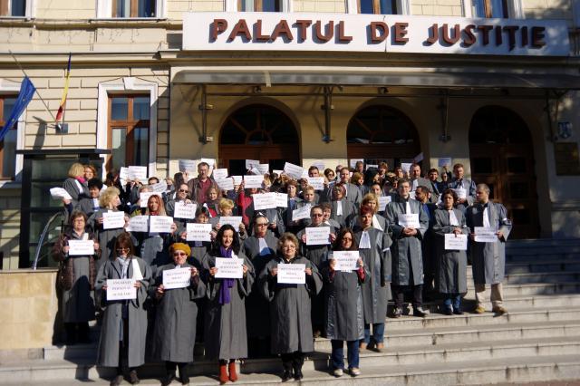 Protest in robe la Palatul de Justiție Suceava