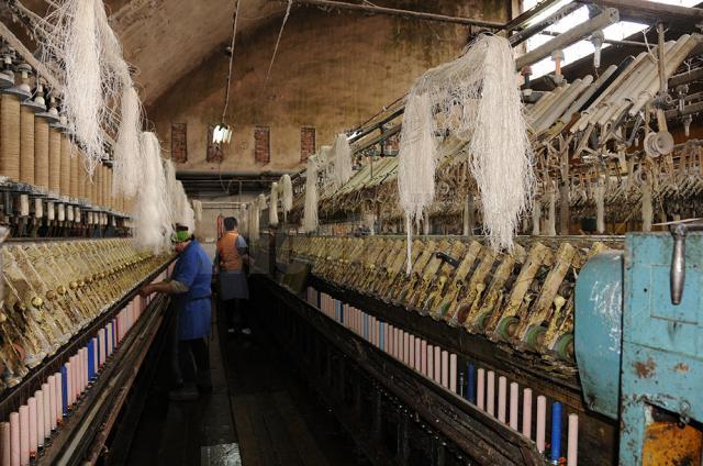 Filatura de In şi Cânepă din Fălticeni a rezistat capitalismului şi produce astăzi, într-o lună, cât într-o zi din perioada ei de vârf