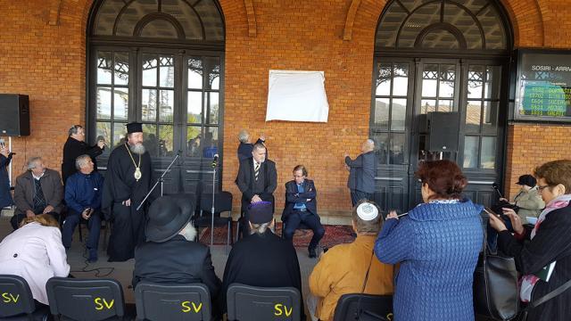 Dezvelirea plăcii din Gara Burdujeni, de către preşedintele FCER, Aurel Vainer, și primarul Ion Lungu