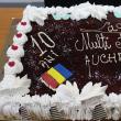 Tort aniversar Auchan 10 ani, cu care vor fi serviţi și clienţii magazinului, alături de zeci de alte surprize