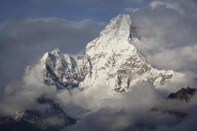 Muntele Ama Dablam pe care echipa de alpinişti din care face parte şi Sebastian Paulenco vor să-l escaladeze