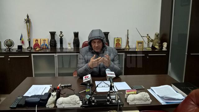 Alexandru Băişanu a declarat în cadrul unei conferinţă de presă că este nevoit să îşi desfăşoare activitatea la o temperatură de 6 grade Celsius
