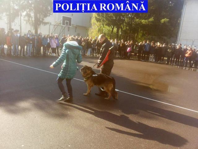 Câinele poliţist i-a impresionat pe elevi prin demonstrațiile făcute