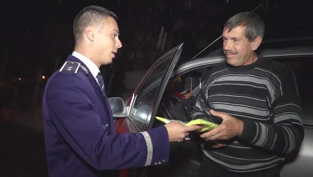 Poliţiştii le-au împărţit şoferilor veste reflectorizante