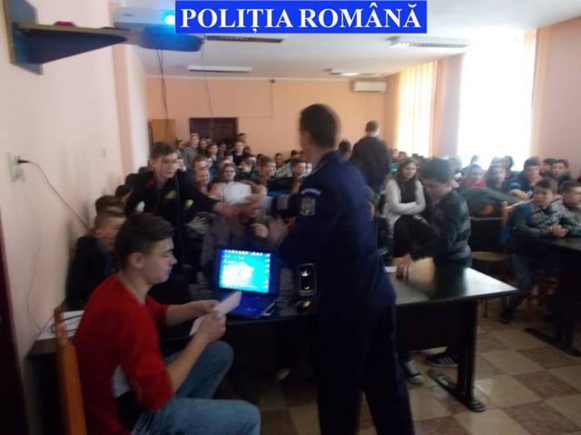 Poliţiştii suceveni desfăşoară sesiuni de informare în rândul elevilor din şcoli gimnaziale şi din licee cu privire la infracţiunile din mediul online