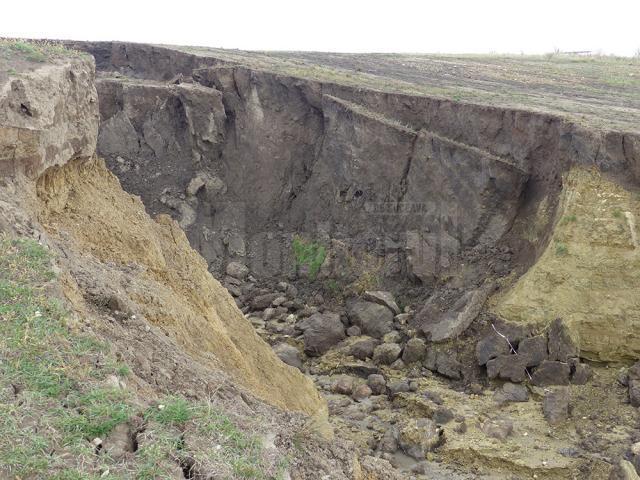 Tone de pământ negru s-au desprins de pe pereţii canionului și s-au prăbuşit în urma ploilor de săptămâna trecută