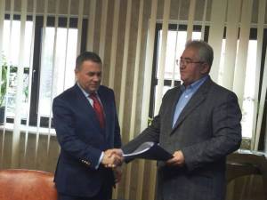Contractul de amenajare a zonei de agrement Tătărași a fost semnat de primarul Ion Lungu și patronul firmei Victor Construct