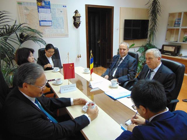 Ambasadorul Chinei în România, Xu Feihong, s-a întâlnit ieri, la Palatul Administrativ din Suceava, cu prefectul judeţului, Constantin Harasim