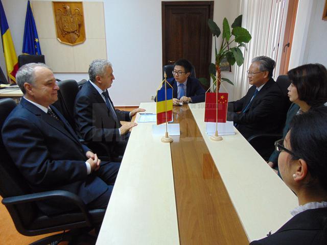 Ambasadorul Chinei în România, Xu Feihong, s-a întâlnit ieri, la Palatul Administrativ din Suceava, cu prefectul judeţului, Constantin Harasim
