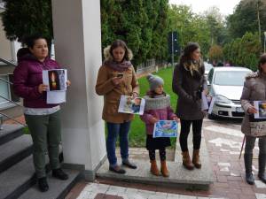 Opt mame şi trei copii, la protestul împotriva medicilor din Spitalul de Urgenţă Suceava