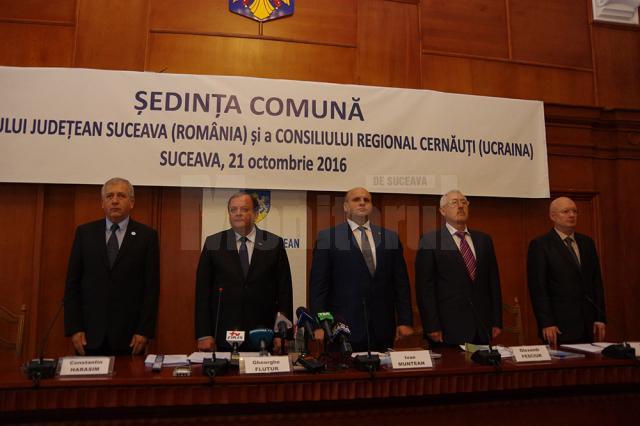 Preşedinţii celor două regiuni, Gheorghe Flutur și Ivan Muntean (centru), sunt convinşi că cele 12 proiecte aprobate vor fi duse la îndeplinire