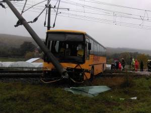 Autocar blocat pe calea ferată după ce s-a izbit într-un stâlp