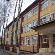 Şcoala Gimnazială Nr. 8 Suceava dispune de parter și două etaje, spațiu insuficeint însă pentru a face față numărului mare de elevi înscriși