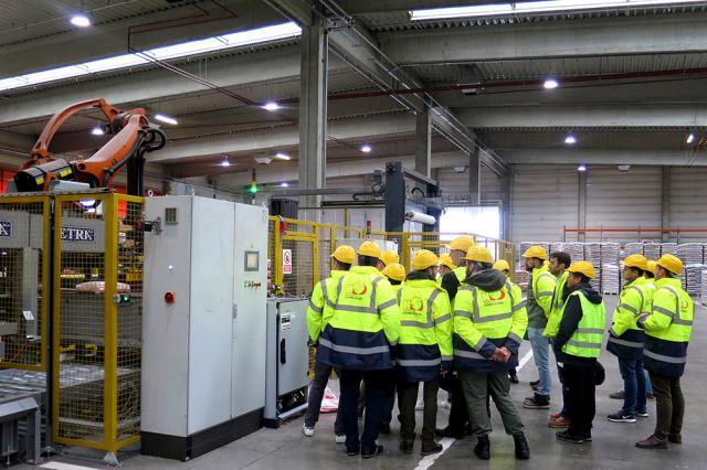 Șapte studenţi ai USV vor primi burse în valoare de peste 12.000 de euro din partea Holzindustrie Schweighofer Rădăuţi