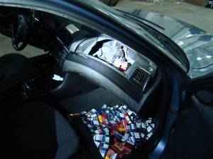 BMW-ul cu ţigări ascunse în bord şi praguri, confiscat