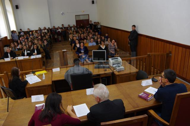 Simularea de proces, pusă în practică de studenţi de la Facultatea de Drept din Suceava, cu sprijinul unor profesori şi magistraţi