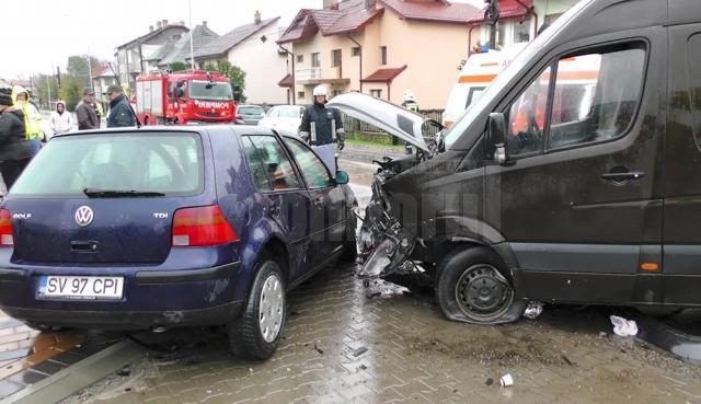 Trei pasageri și șoferul unui autoturism, răniți într-un accident, din neacordare de prioritate