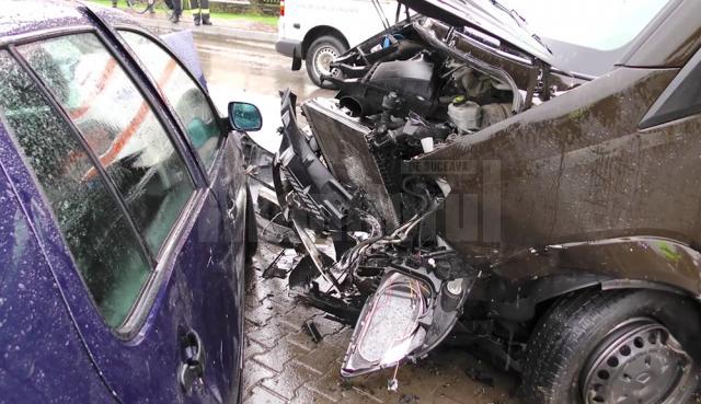 Trei pasageri și șoferul unui autoturism, răniți într-un accident, din neacordare de prioritate