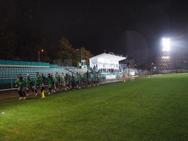 Fotbaliştii Forestei, care s-au antrenat aseară pentru prima oară în nocturnă, vor să facă un meci mare împotriva Stelei.