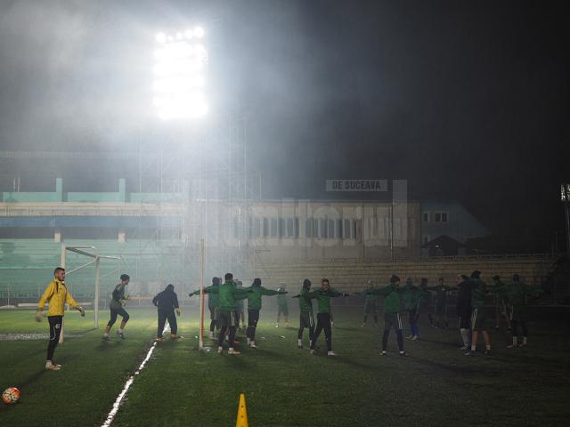 Fotbaliştii Forestei s-au obişnuit aseară cu nocturna, încurajaţi de 300 de fani