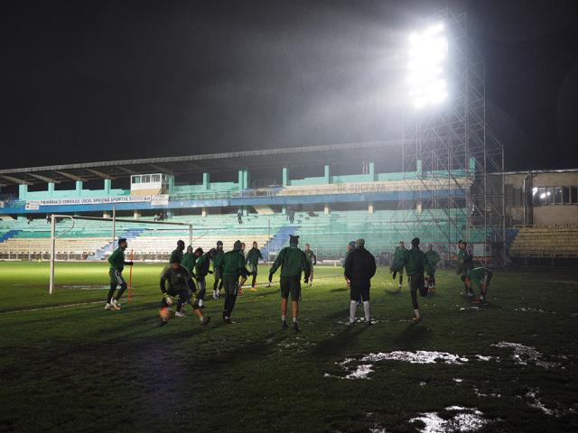 Fotbaliştii Forestei s-au obişnuit aseară cu nocturna, încurajaţi de 300 de fani