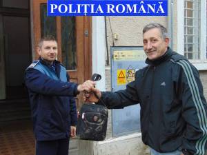 Agentul-șef adjunct Ilie Tudorean a înapoiat proprietarului o borsetă cu bani și obiecte, în valoare totala de 1.000 de euro