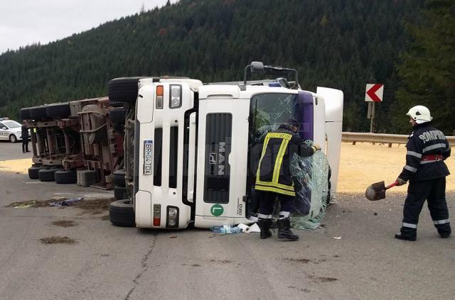 Tir încărcat cu 25 de tone de porumb boabe, răsturnat pe Mestecăniş